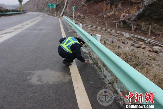 贵州高速今冬首现凝冻 杭瑞高速毕威段一度交通管制