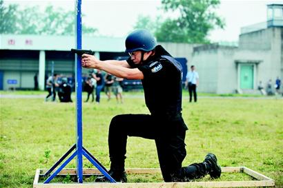 成都市特巡警比武　身背十多公斤装备越野